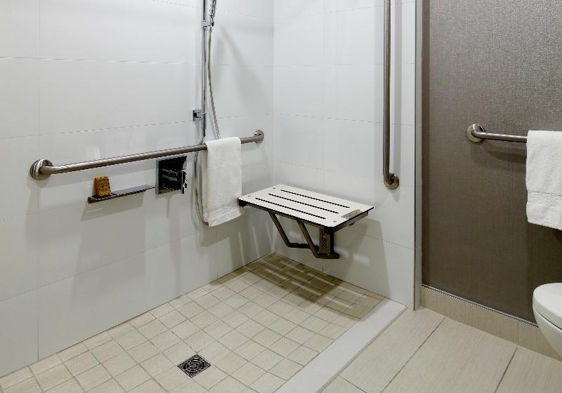 身障者適用キングサイズベッドルーム, Doubletree By Hilton Montreal