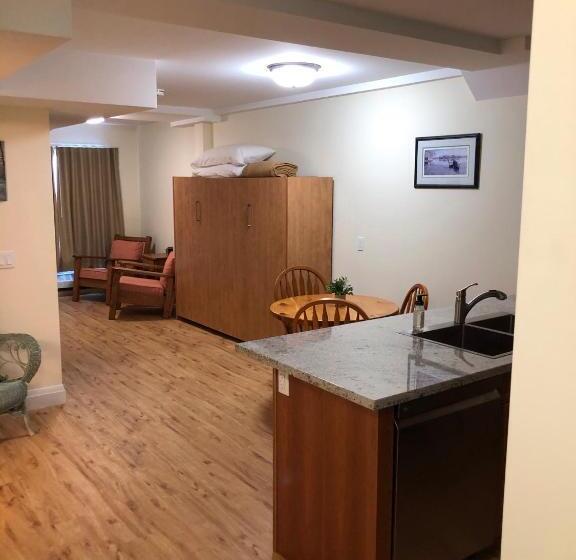 Suite with lake view, Muskoka Lakes Hotel And Resorts
