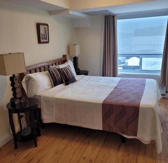 Suite with lake view, Muskoka Lakes Hotel And Resorts