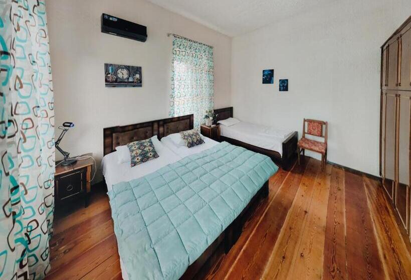Habitación Triple Estándar, Iveri House