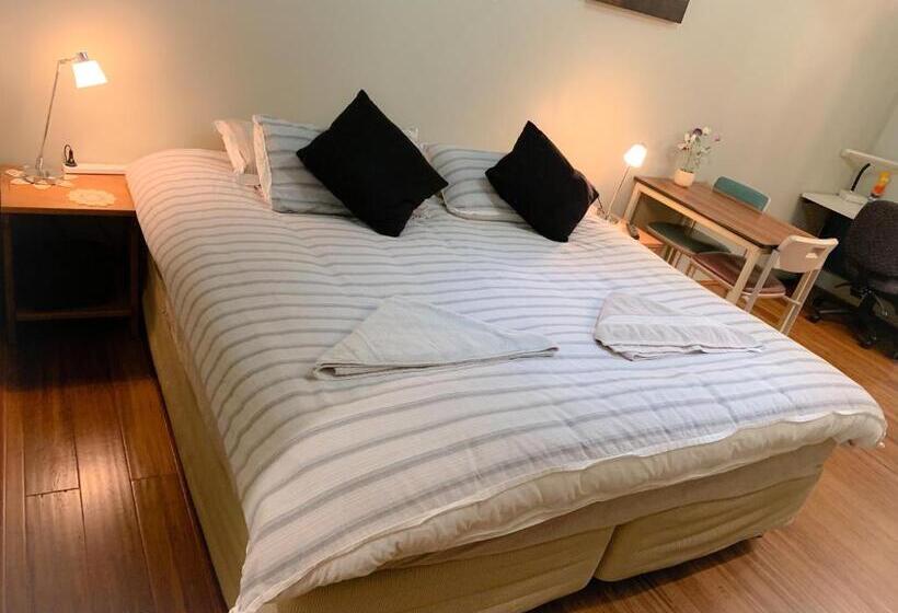 스탠다드 스튜디오, Westside Studio Apartments