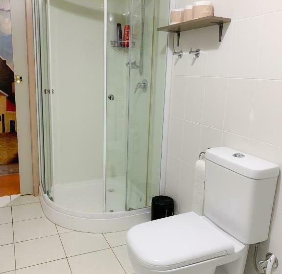 침실 3개 아파트, Westside Studio Apartments