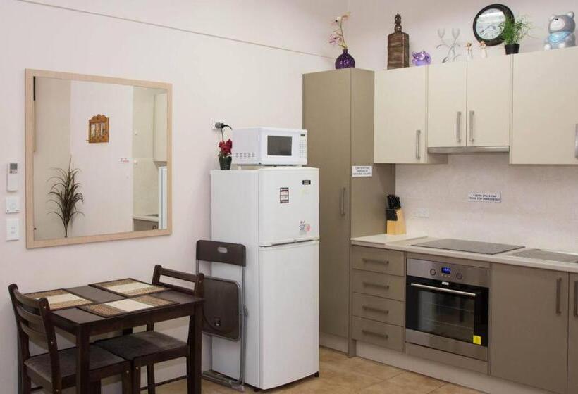 스탠다드 스튜디오, Westside Studio Apartments