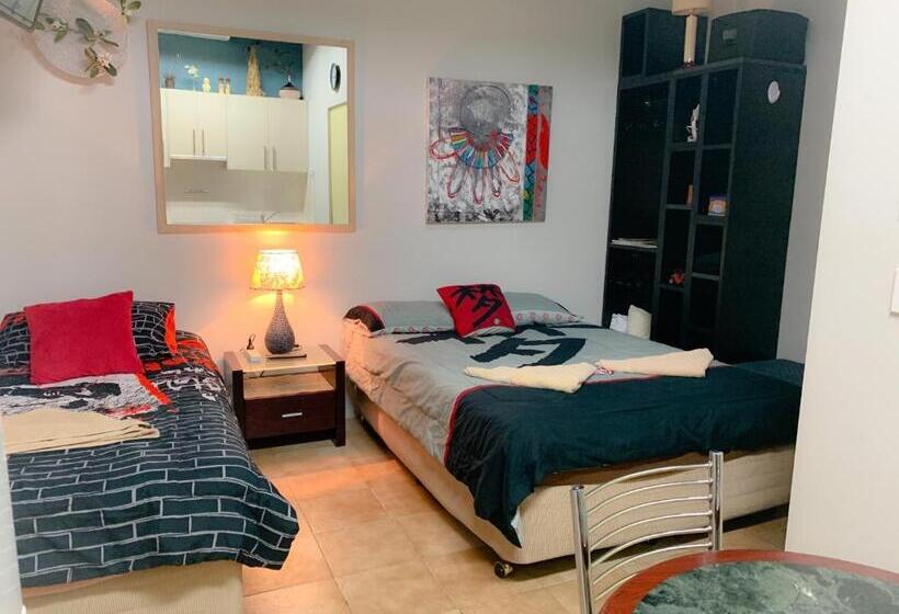 스탠다드 스튜디오, Westside Studio Apartments
