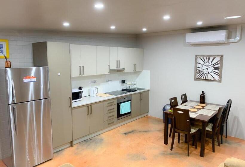 침실 3개 아파트, Westside Studio Apartments