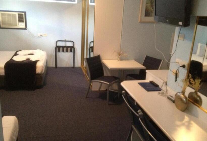 Семейный Номер, Tall Timbers Motel
