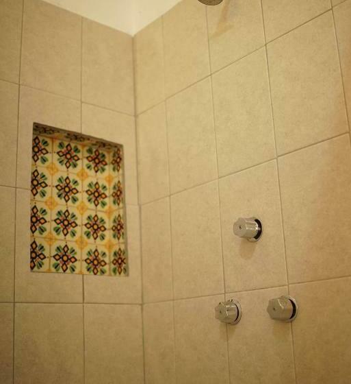 חדר סטנדרט לשלושה עם חדר אמבטיה משוף, Hostal Tlaquepaque