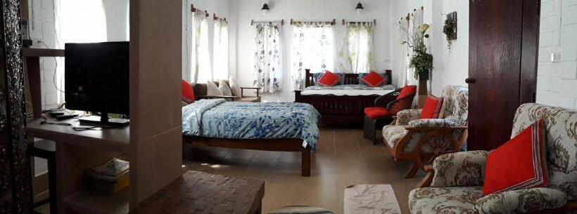 Трехместный Номер Стандарт с Балконом, Banthorphan Resort
