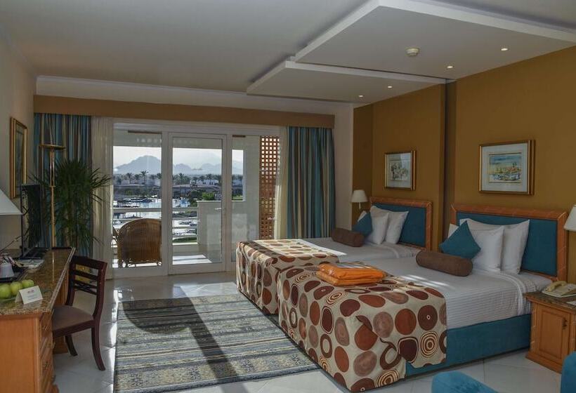 اتاق سوپریور با چشم‌انداز استخر, Pickalbatros Golf Beach Resort