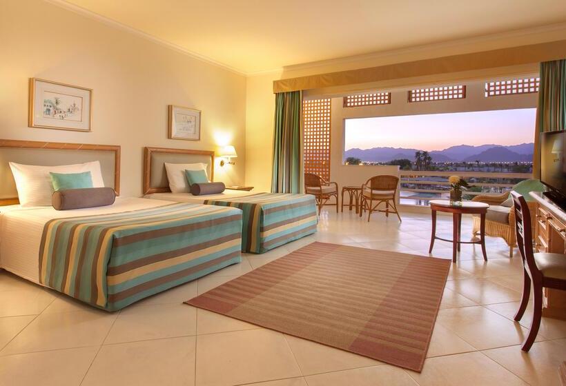 اتاق سوپریور با چشم‌انداز استخر, Pickalbatros Golf Beach Resort