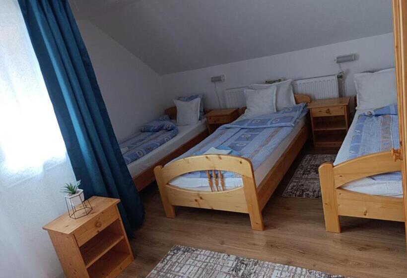 اتاق استاندارد سه تخته با سرویس بهداشتی مشترک, Nárcisz B&b