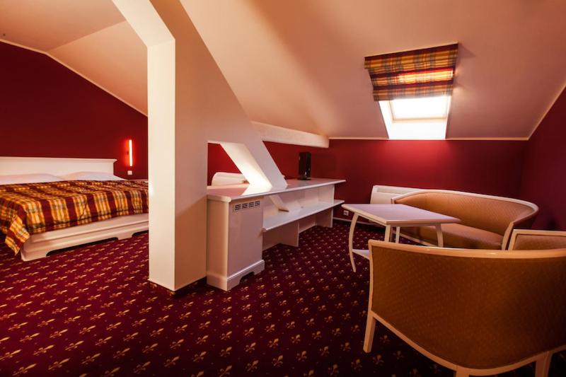 جناح جونيور, Park Hotel Tartuf