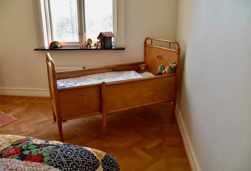 Семейный Номер, Mooi! Gula Huset