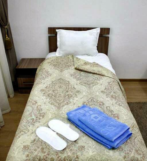 经济房, A Hotel Ex Magistral