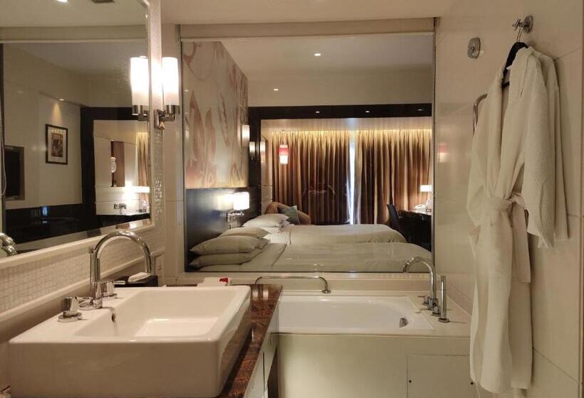 プールビュースタンダードルーム, Goa Marriott Resort & Spa