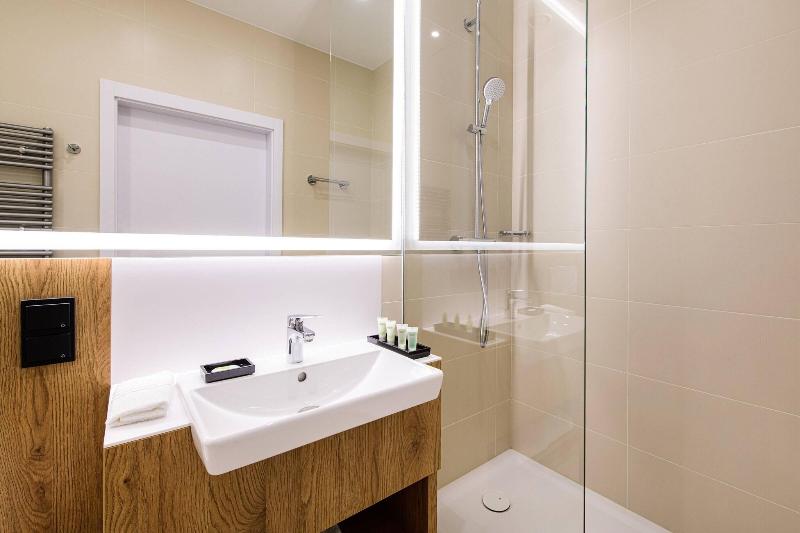 디럭스 룸 킹사이즈 침대, Courtyard By Marriott Warsaw Airport