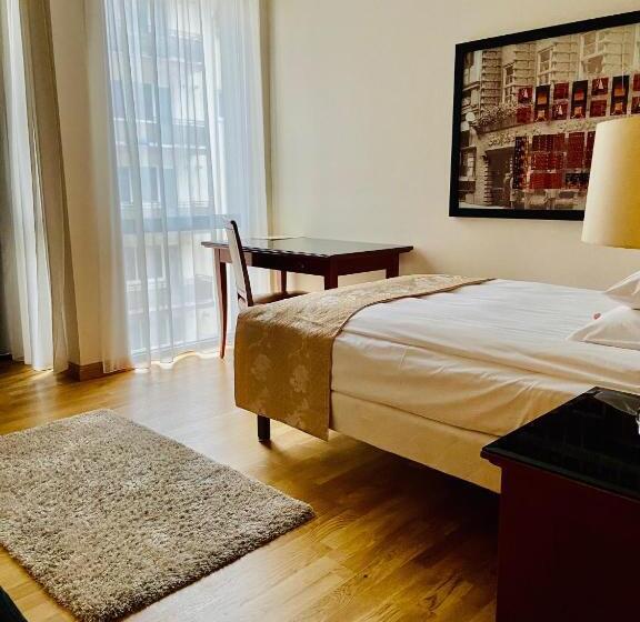Cameră Economică Single, Paradis