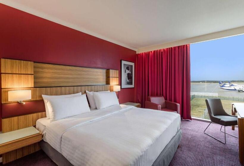 اتاق سوپریور با چشم‌انداز, Radisson Blu Hotel London Stansted Airport