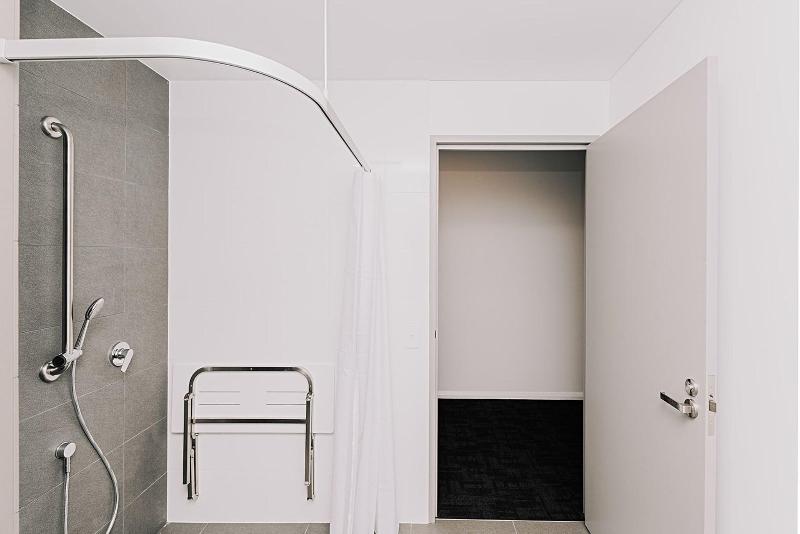 Студия Deluxe, Toms Court
