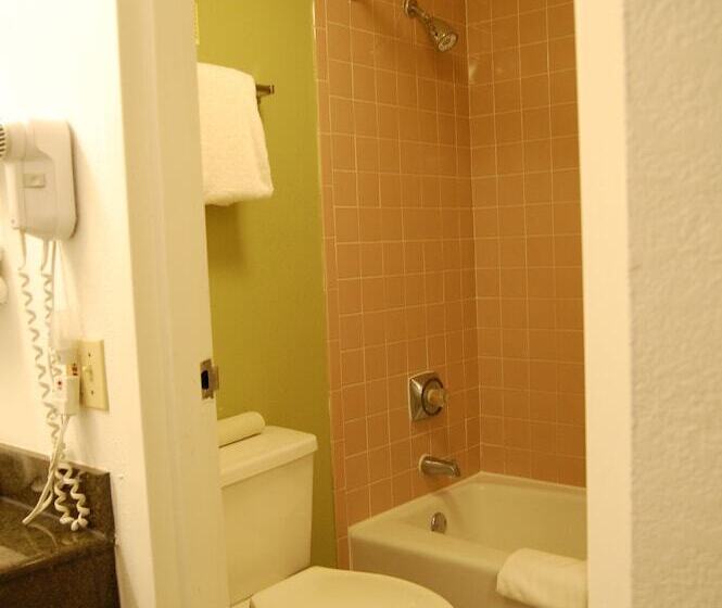 ２ダブルベッドのスタンダードルーム, Ramada By Wyndham Temple Terrace/tampa North