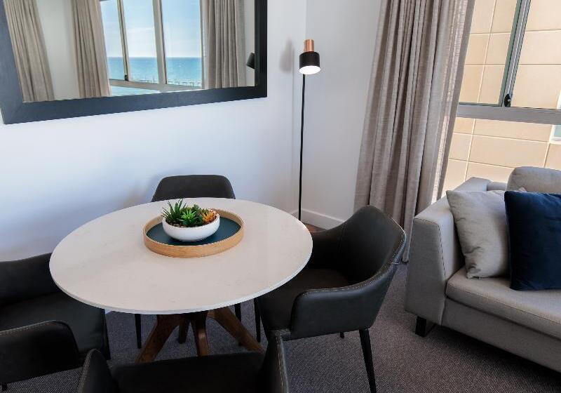 Апартаменты 2 Спальни Вид на Море, Oaks Glenelg Plaza Pier Suites