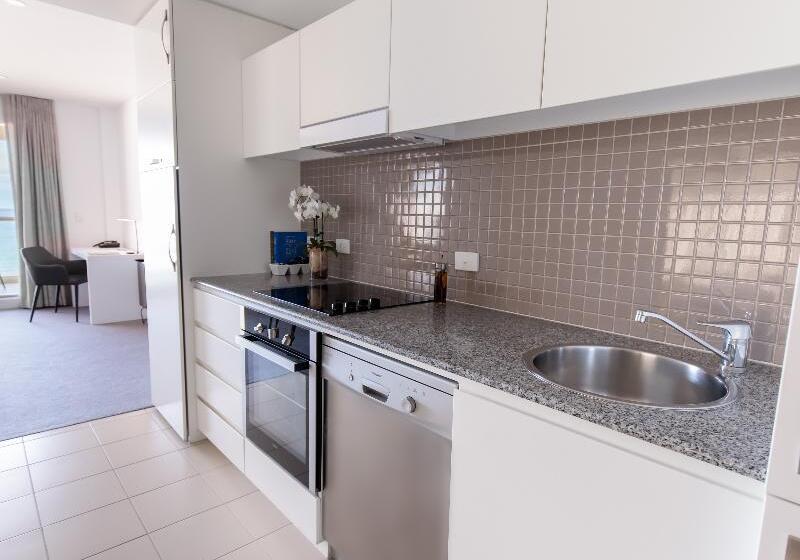 Апартаменты 2 Спальни Вид на Море, Oaks Glenelg Plaza Pier Suites