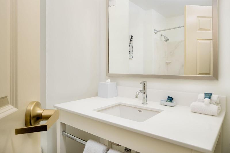 سوئیت با تخت بزرگ, Four Points By Sheraton Louisville Airport