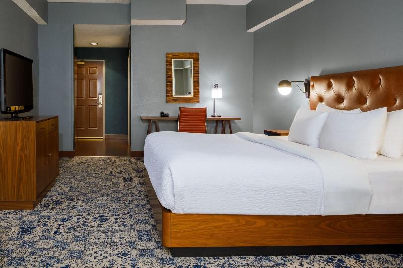 اتاق استاندارد با تخت بزرگ, Four Points By Sheraton Louisville Airport