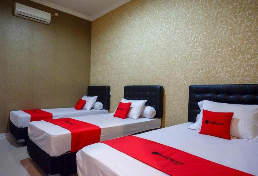 Номер Стандарт Трехместный, Reddoorz Syariah Near Pltu Cilacap
