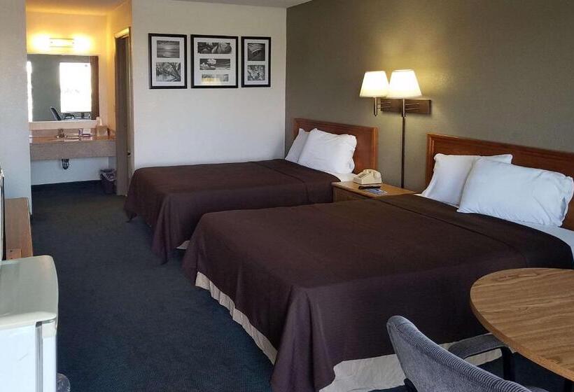 Номер Стандарт 2 Двуспальные Кровати, Travelers Inn & Suites
