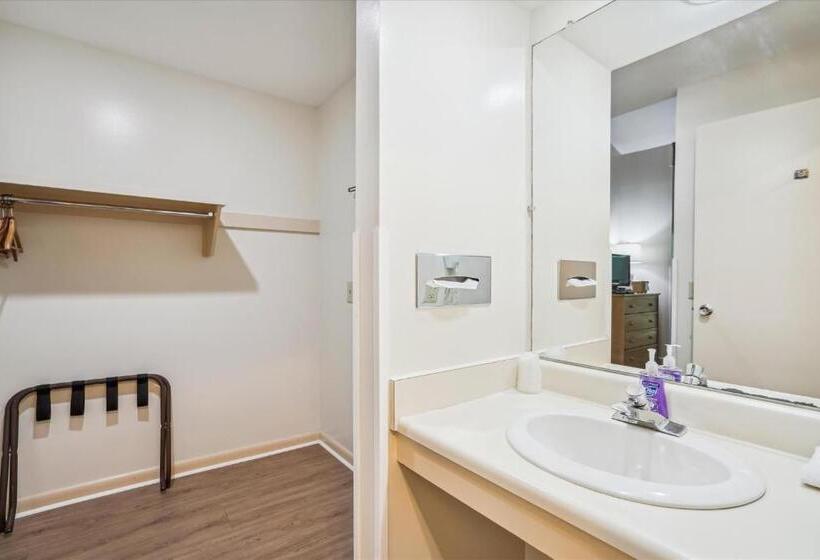 스탠다드 룸, Cedarbrook Standard Hotel Room 105