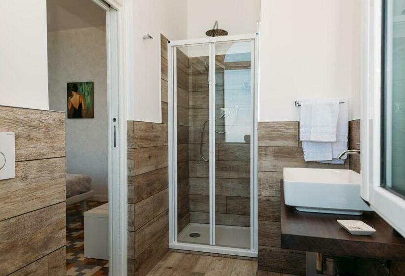اتاق لوکس با بالکن و چشم‌انداز دریا, B&b Villa Belvedere