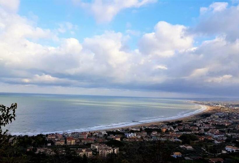 اتاق لوکس با بالکن و چشم‌انداز دریا, B&b Villa Belvedere