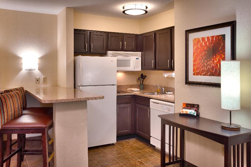 מיטת קינג בסוויטה, Staybridge Suites Peoria Downtown, An Ihg