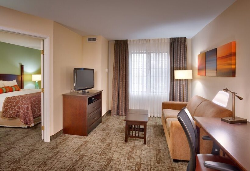 מיטת קינג בסוויטה, Staybridge Suites Peoria Downtown, An Ihg