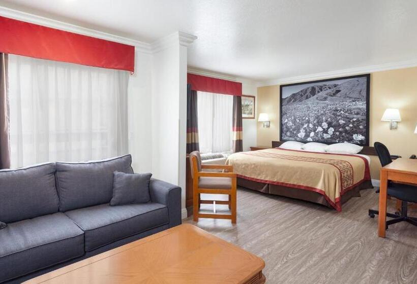 스위트 킹사이즈 침대, Super 8 By Wyndham Santa Clarita/valencia