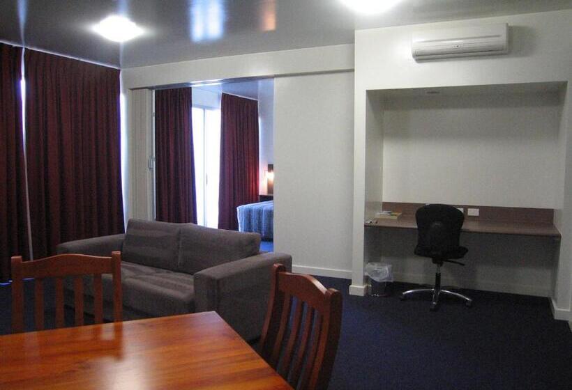 스위트 킹사이즈 침대, Country Roads Motor Inn Dysart