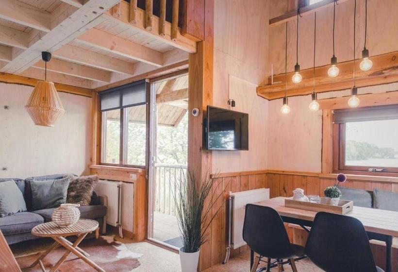 침실 2개 아파트, Tree House