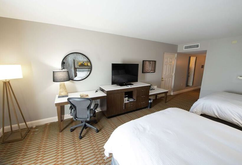 Номер Deluxe Вид на Сад, Virginia Crossings Hotel, Tapestry Collection By Hilton