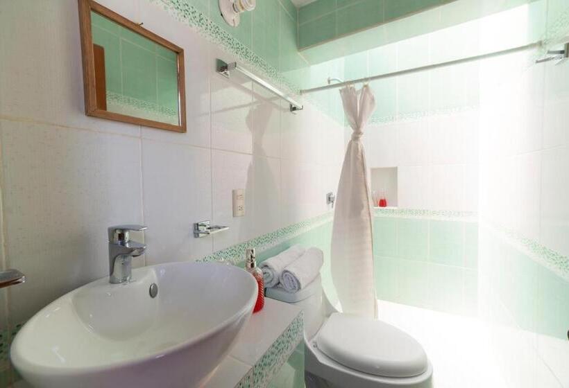 Habitación Triple Estándar, Kaza Muta