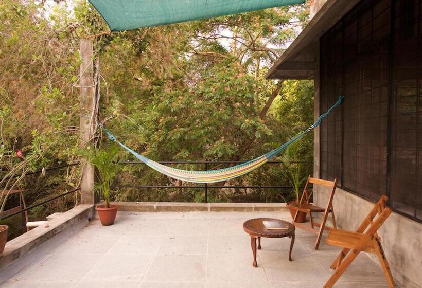 اتاق لوکس با بالکن, The Annex, Isai Ambalam Guest House