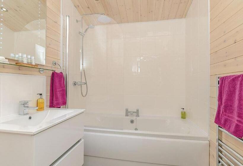 Дом 2 Спальни, Hazelhurst Lodges