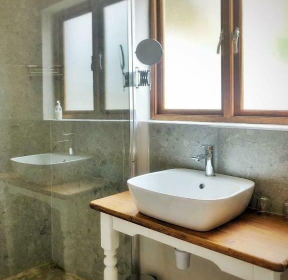Номер Стандарт, Louvre Guesthouse