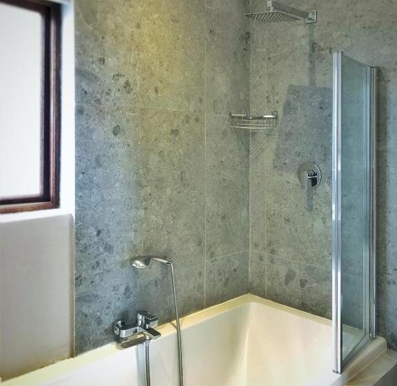 Семейный Номер, Louvre Guesthouse