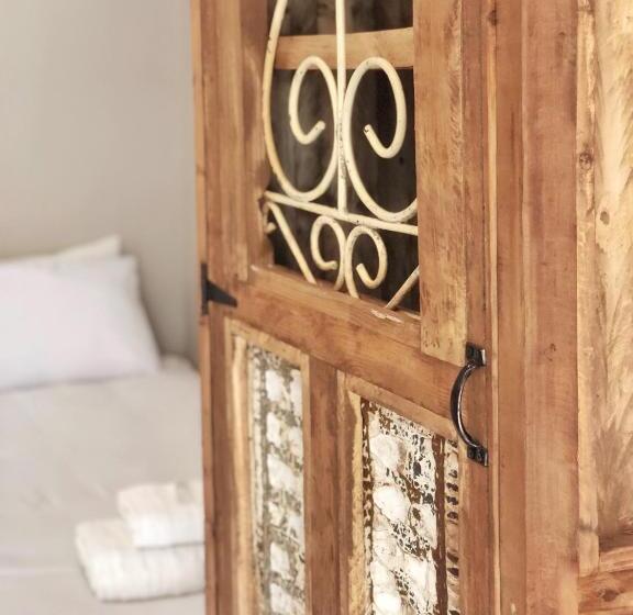 Семейный Номер, Louvre Guesthouse