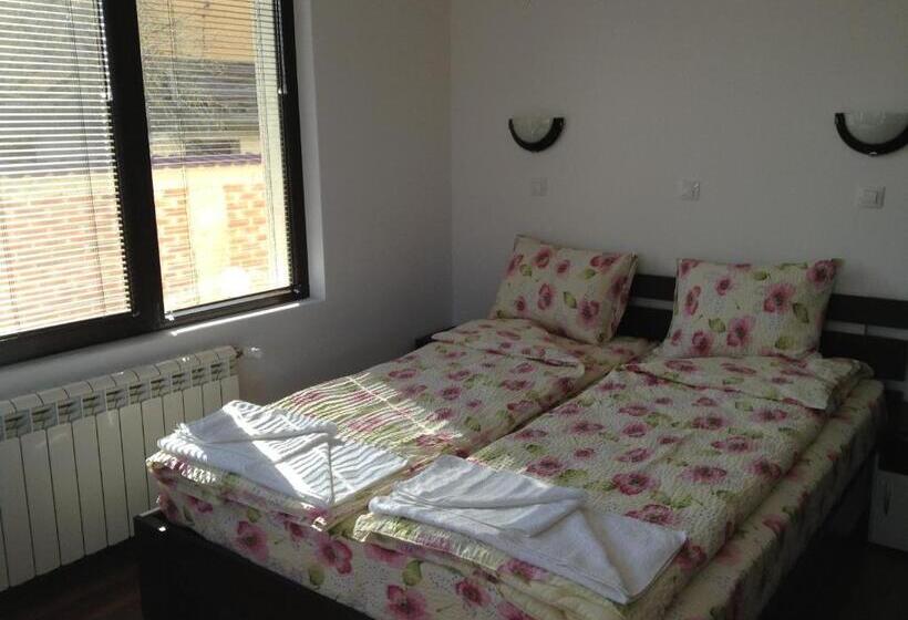 Номер Стандарт Трехместный, Guest House Luchi