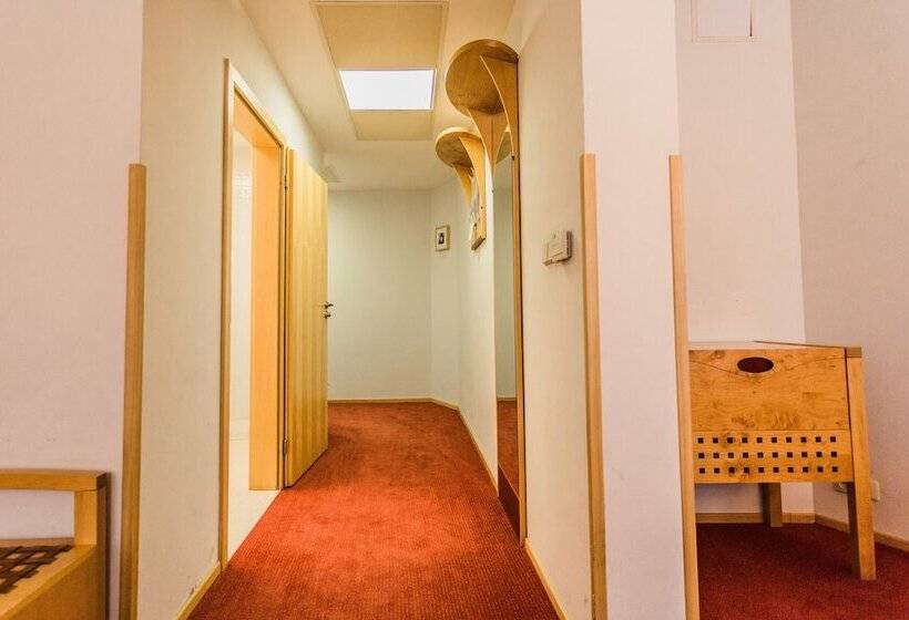 小型套房, Set