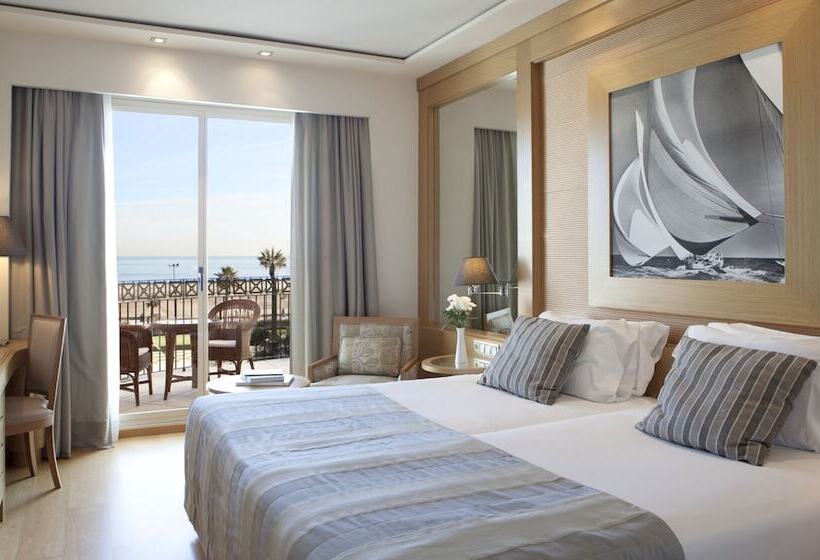 اتاق لوکس با چشم‌انداز دریا, Las Arenas Balneario Resort