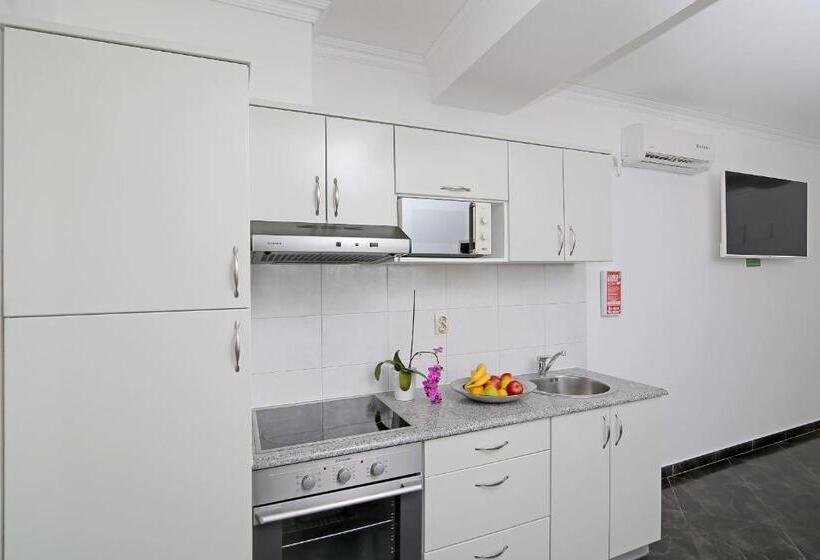 Superior 2-bedroom flat with sea view, Villa Antea Apartments