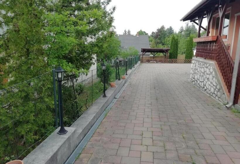 Номер Стандарт, Asta La Vista Vendégház